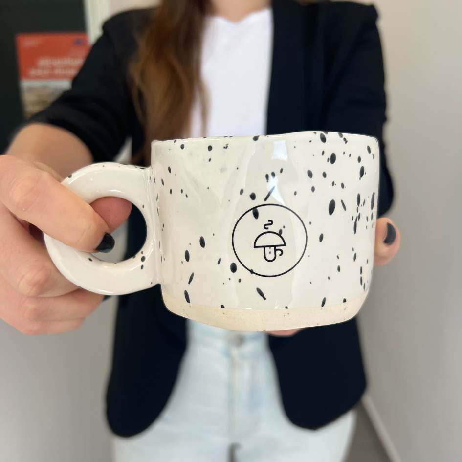 Velika ročno izdelana skodelica za kavo